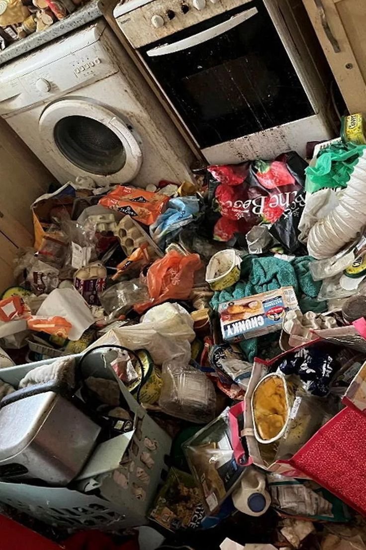 Cuisine très encombrée avant intervention