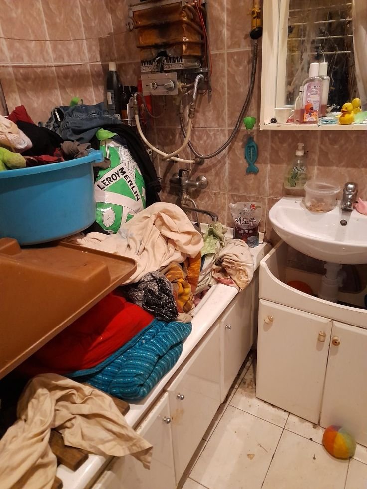 Salle de bain encombrée avant intervention